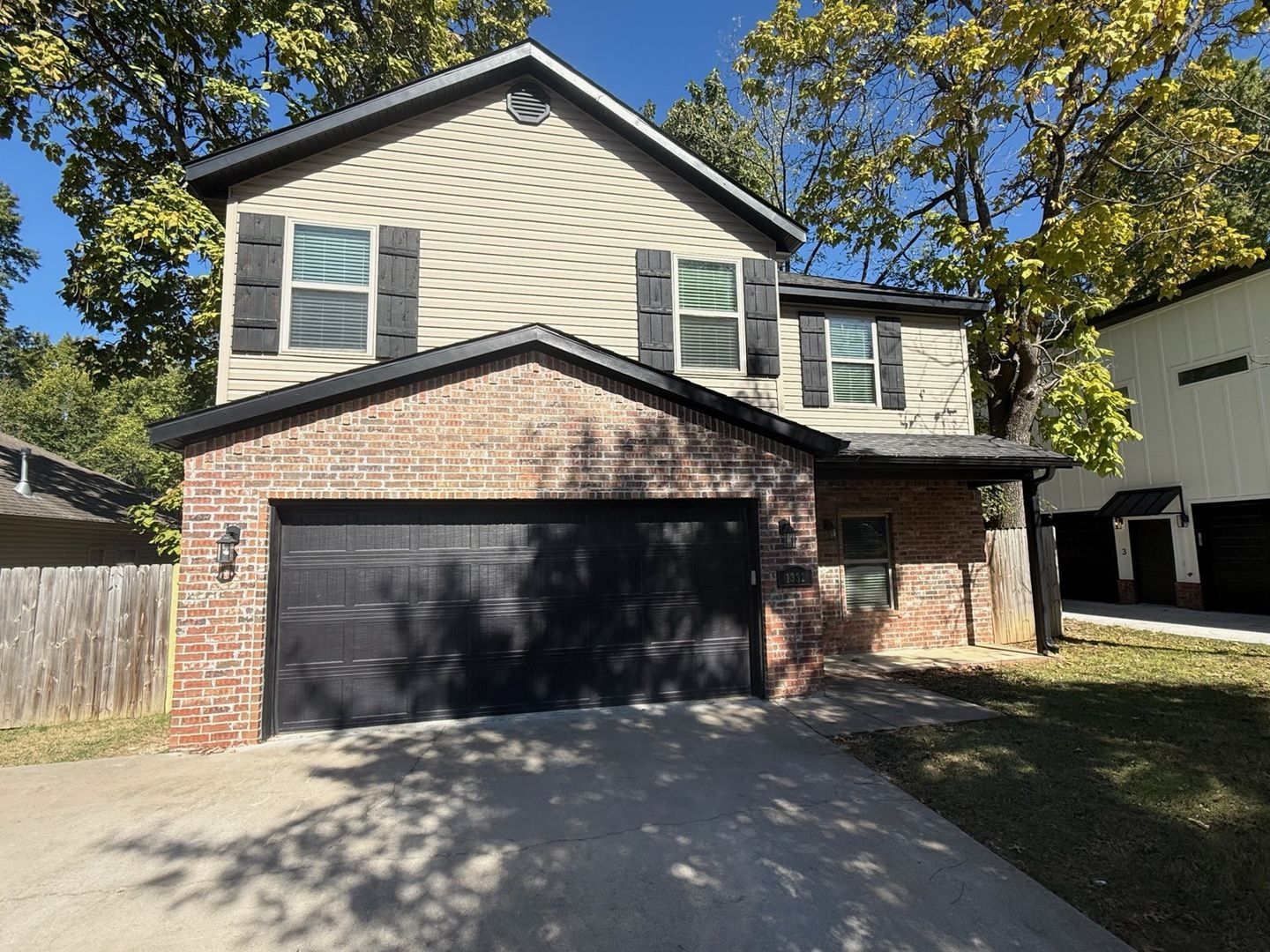 Fayetteville House: 1332 Mt Comfort