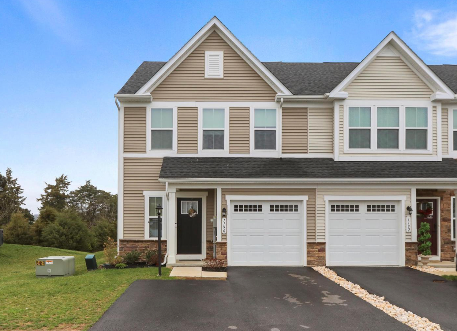 End unit 3-Bed Townhouse in Rolling Hills