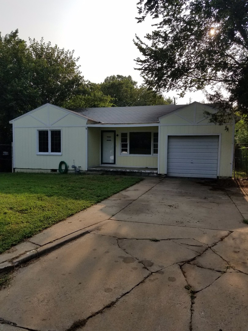 Bartlesville House: 2213 SE Dewey Ave