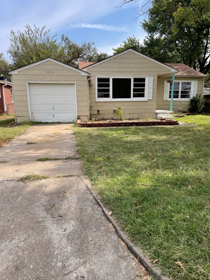 Bartlesville House: 2236 Dewey