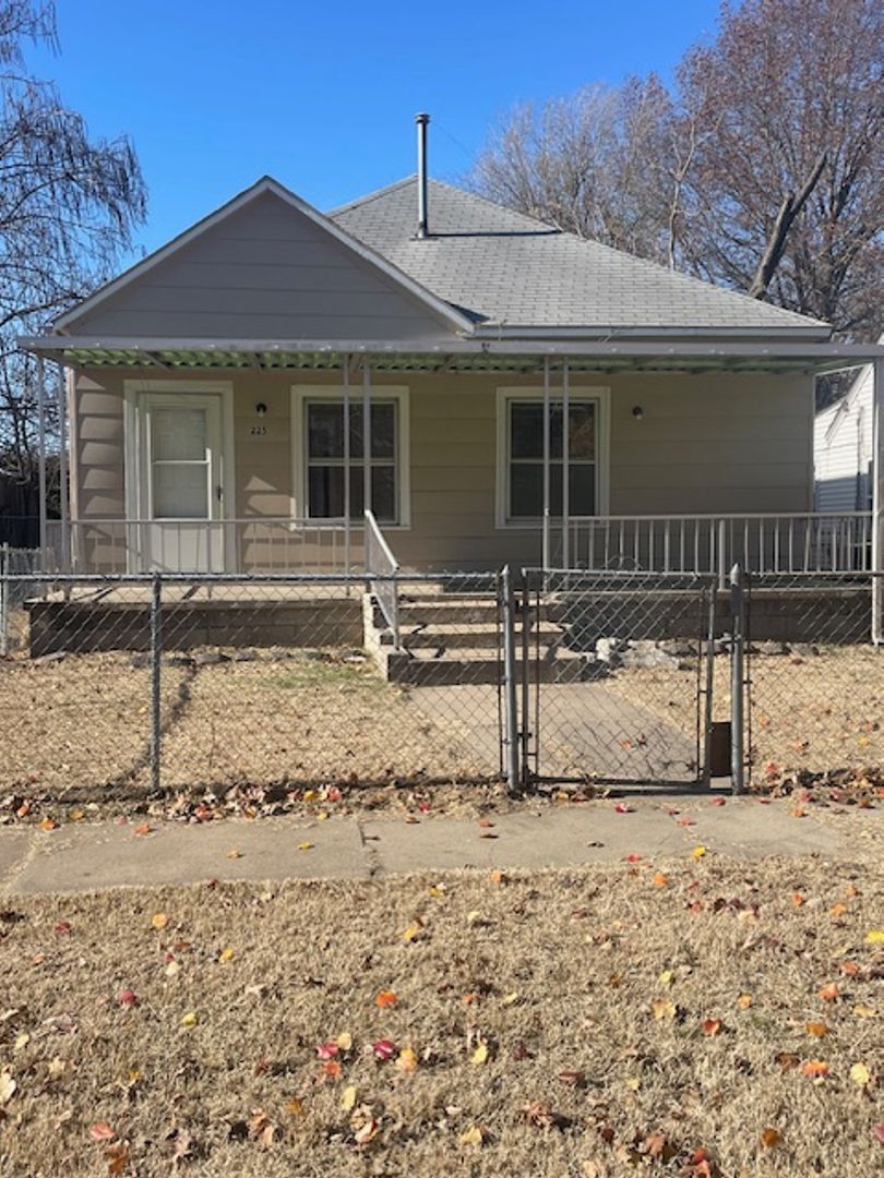 Bartlesville House: 225 NW Santa Fe Ave