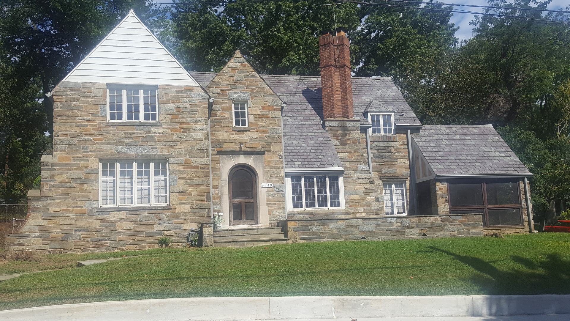 Washington House: 1910 Randolph St NE