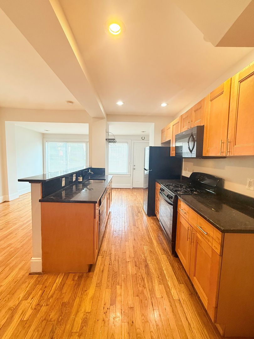 Washington House: 120 Todd Place NE