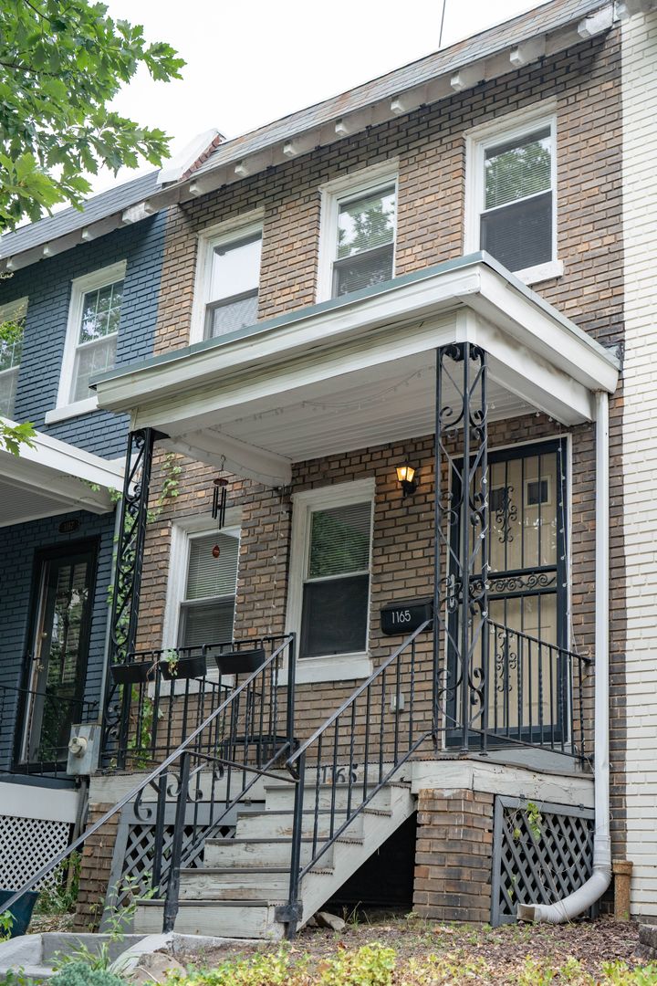Washington House: 1165 Abbey Pl. NE