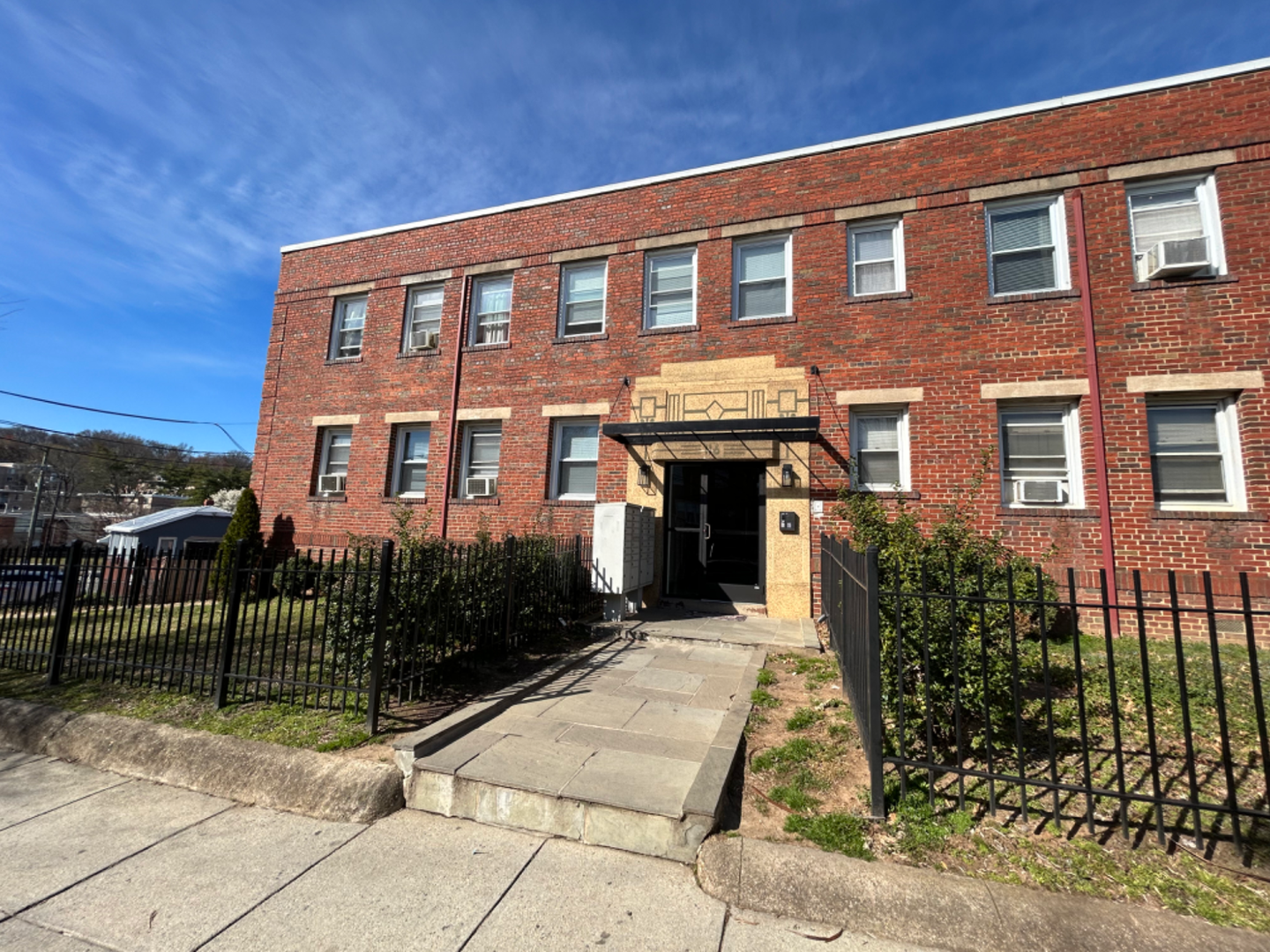 Washington Apartment: 116 44th Street NE