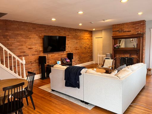 HYDE PARK SQUARE SPACIOUS 3 BEDROOM 2 BATH – photo 1