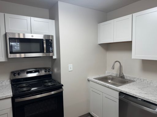 RENOVATED OAKLEY ONE BEDROOM – photo 1
