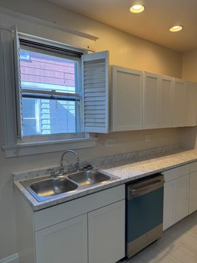 RENOVATED OAKLEY ONE BEDROOM WITH LAUNDRY – photo 1