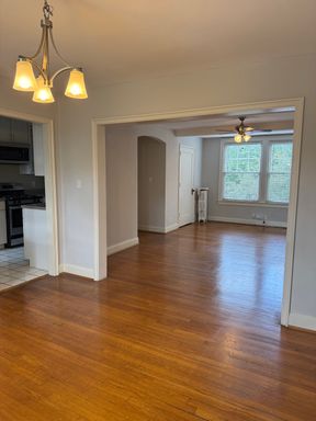 Hyde Park One Bedroom-free September Rent – photo 1