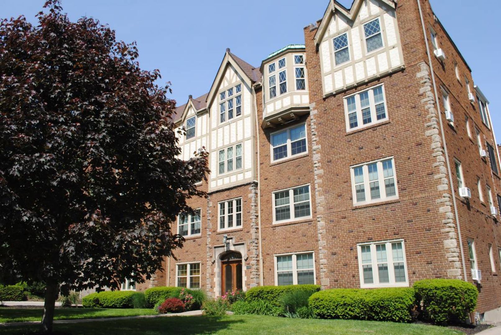 Cincinnati Apartment: 2558 Madison Rd