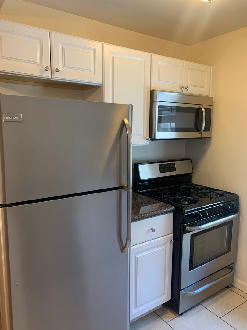 Cincinnati Apartment: 2564 Erie Ave