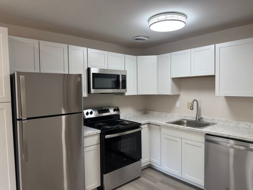 Oakley Square Renovated One Bedroom – photo 1