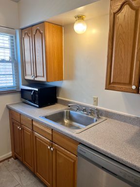 1 BEDROOM HYDE PARK WITH OFF STREET PARKING – photo 1
