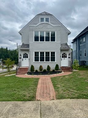 Hyde Park 2 Bedroom With In Unit Laundry – photo 1