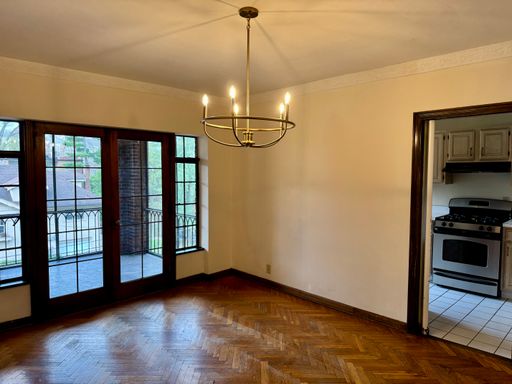 Hyde Park 3 Bedroom 2 Full Bathroom Apartment – photo 1