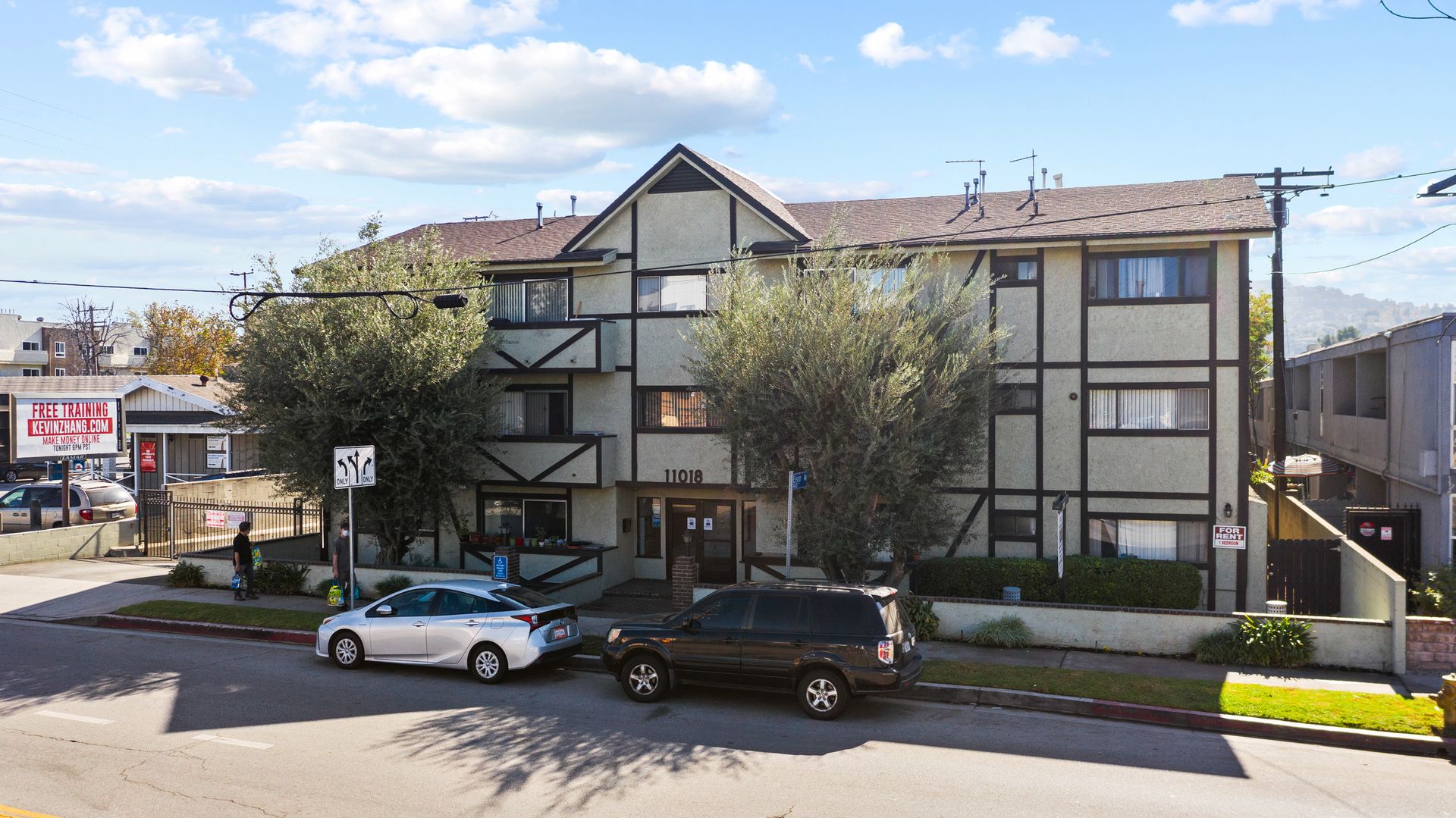 North Hollywood Apartment: 11018 Moorpark Street