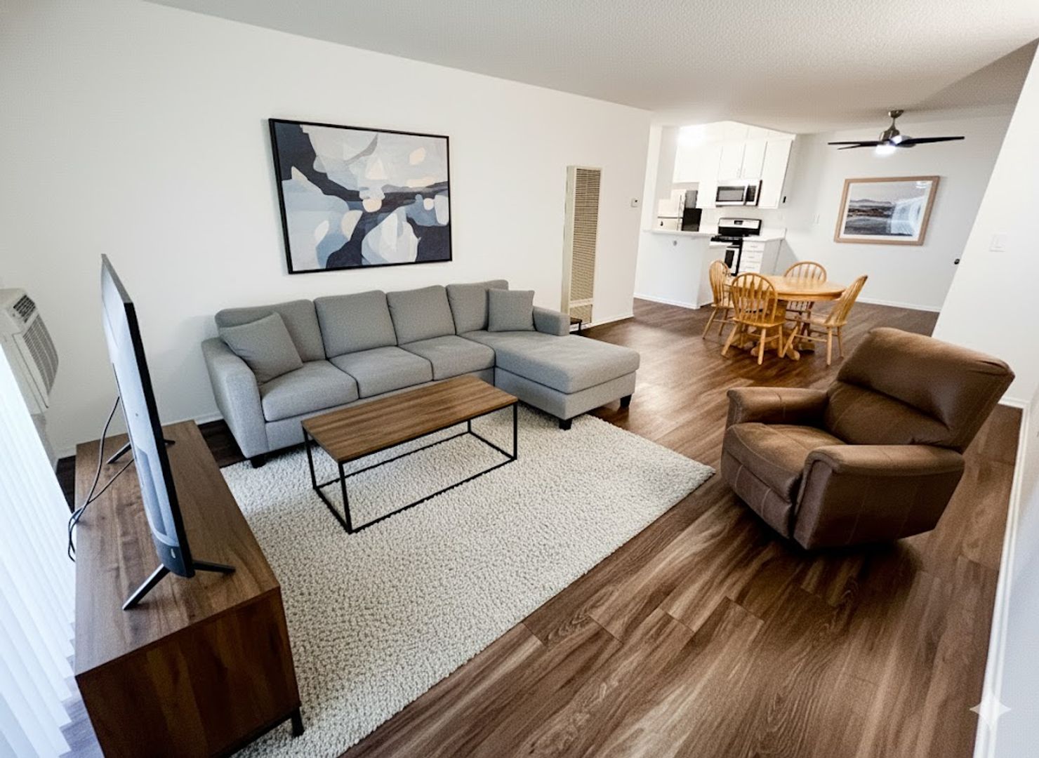 North Hollywood Apartment: 11018 Moorpark Street