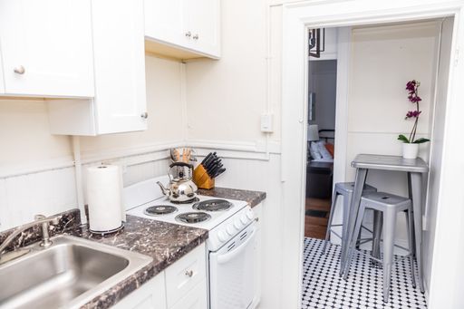 5 weeks free + Limited Time FREE TV! Studio Apartment AVAILABLE NOW! – photo 1