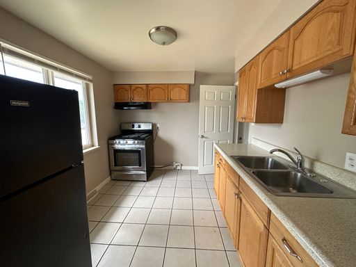 150 S. Hooker St | Spacious 4 Bed / 2 Bath Duplex with Private Yard & In-Unit Laundry! – photo 1