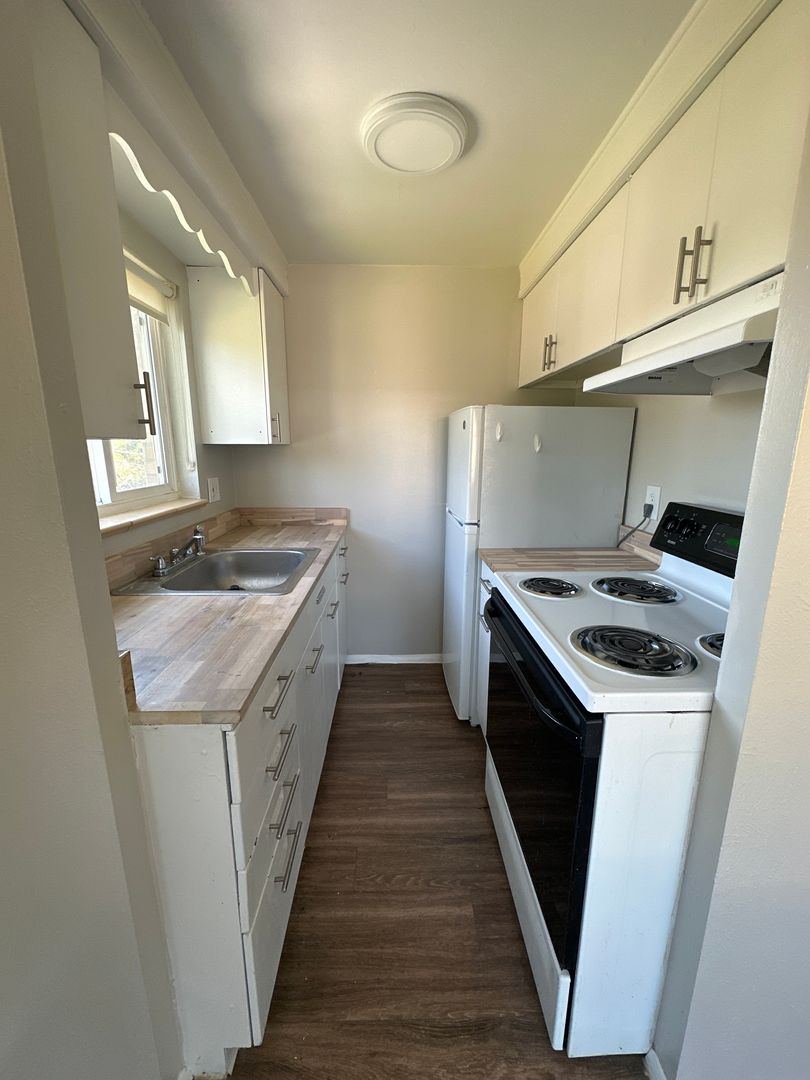 Lakewood Apartment: 10667 W 8th Ave