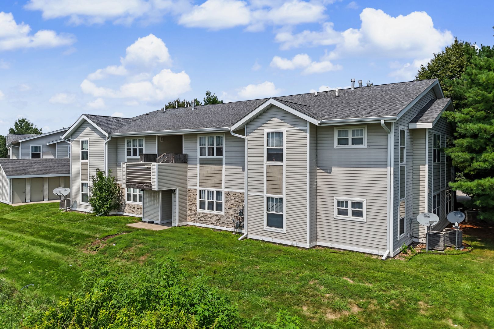 Des Moines Apartment: 2000 Meadow Chase Ln