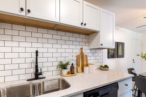 Cozy Newly Renovated 1 Bed / 1 Bath Apartment! – photo 1