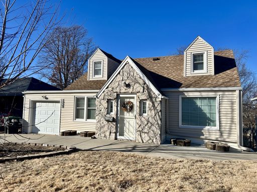 Cozy 3 Bedroom, 2.5 Bath Home in a Great Omaha Location! – photo 1