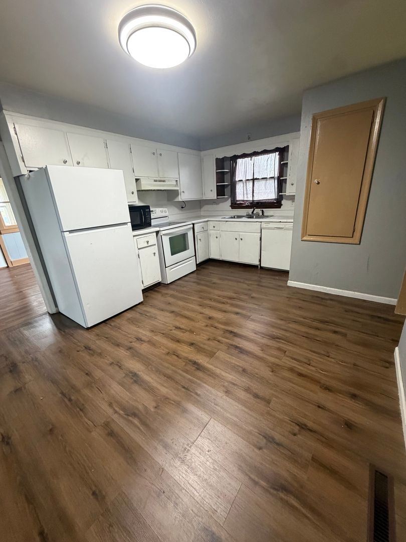 Avoca House: 456 S Walnut St