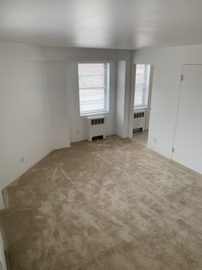 * $685 Leasing Special and $99 Deposit Special* Spacious 1 Bedroom Near Downtown Omaha – photo 1