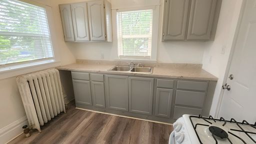 Charming Remodeled 1-Bedroom in Quiet Des Moines 4-Plex - RENT SPECIAL – photo 1