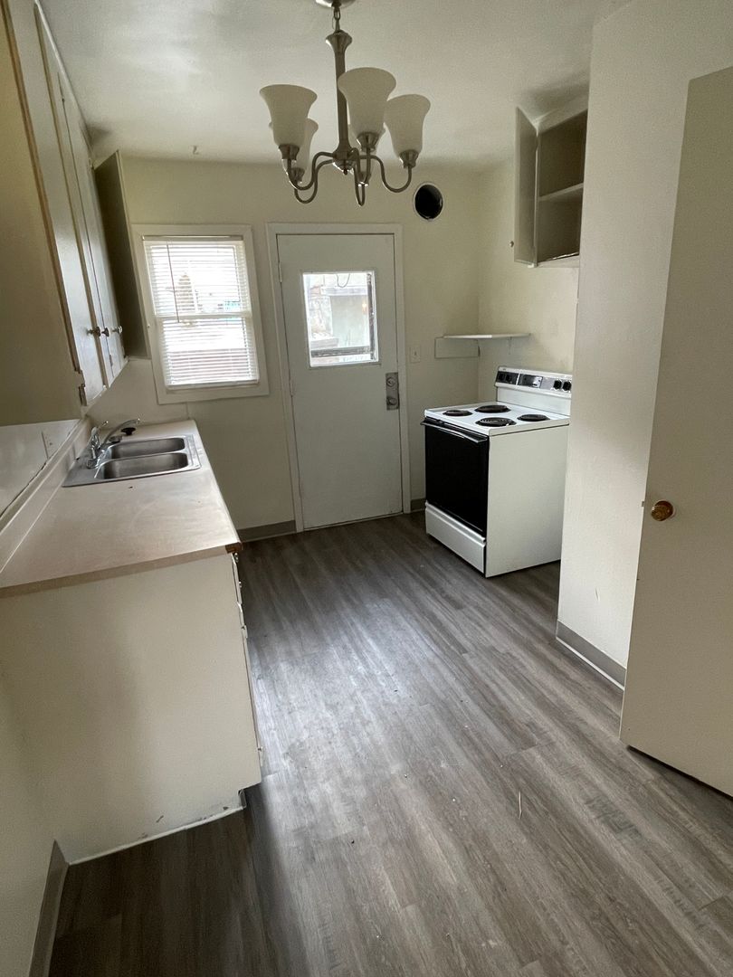 Council Bluffs Apartment: 130 Nicholas St