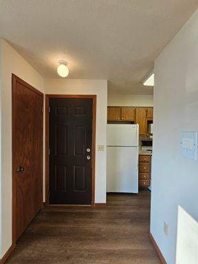 *$199 Deposit* Maple Leaf Apartments – Where Convenience Meets Comfort – photo 1