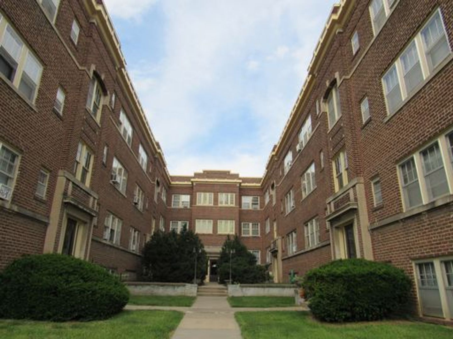 Council Bluffs Apartment: 255 Oakland Avenue