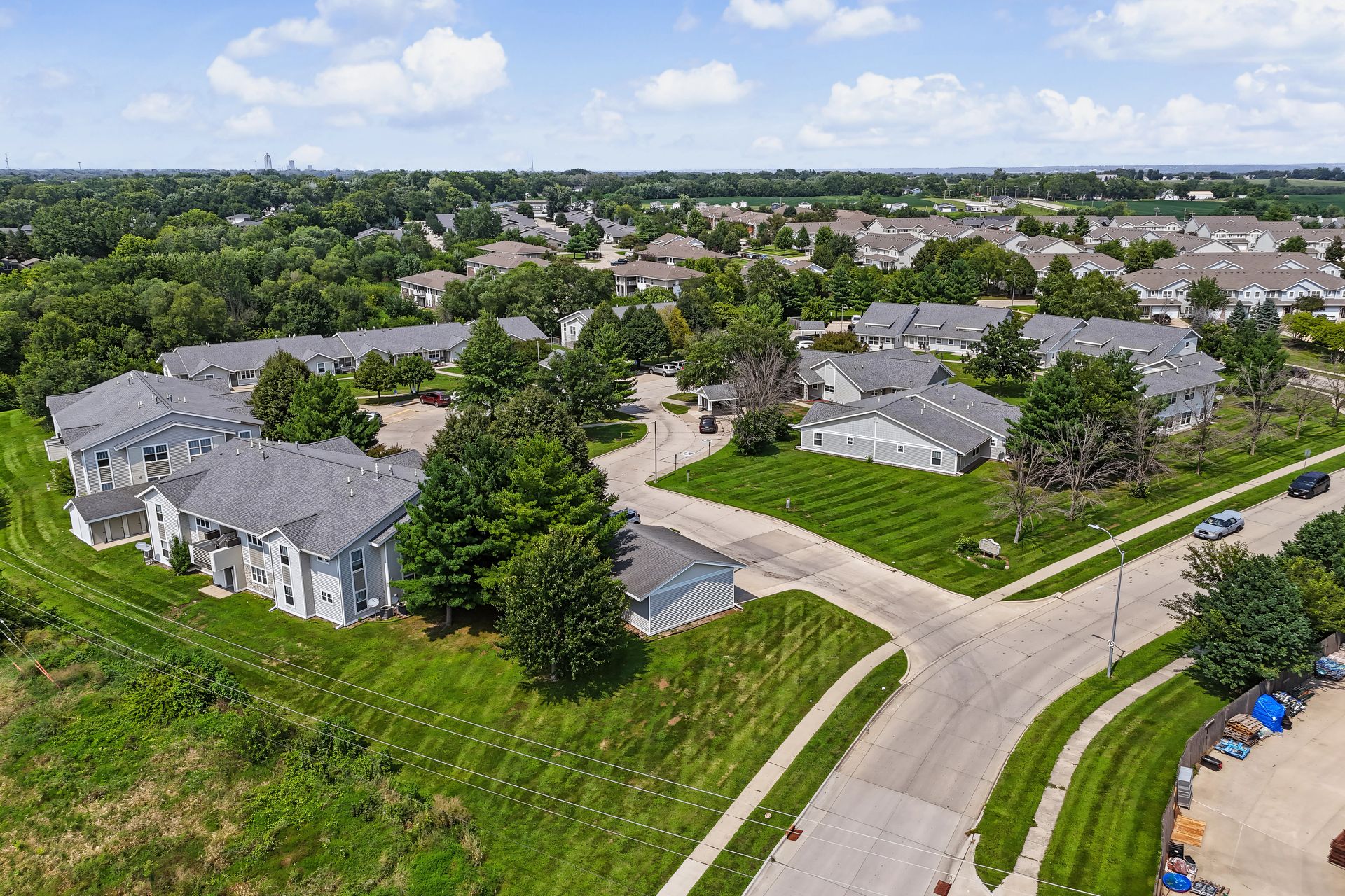 Des Moines Apartment: 2000 Meadow Chase Ln