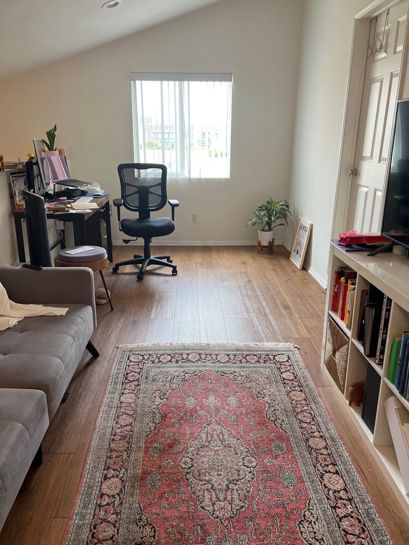 Los Angeles Apartment: 3668 Mentone Avenue