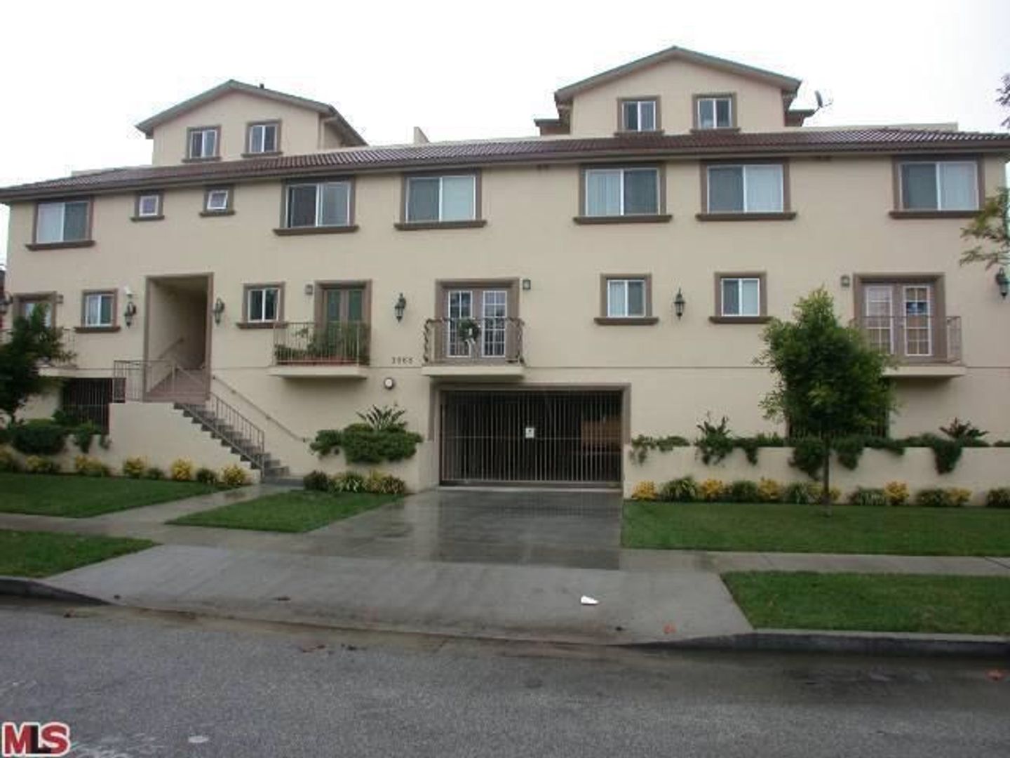 Los Angeles Apartment: 3668 Mentone Avenue