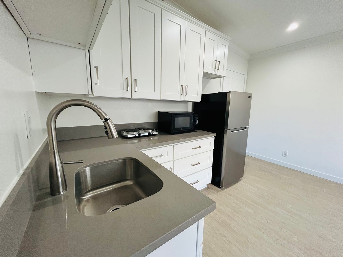 Los Angeles Apartment: 1733 Granville Ave