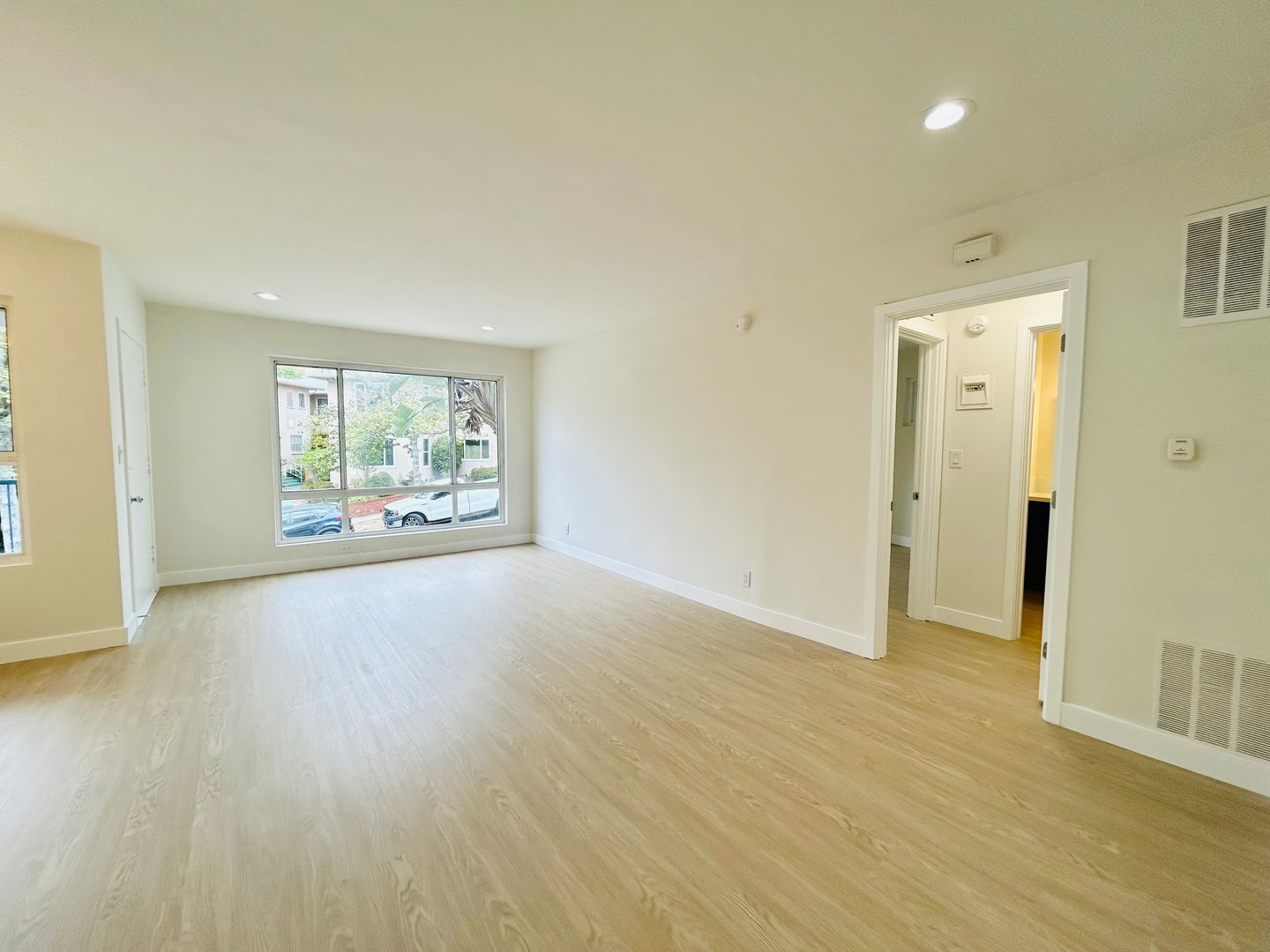 Los Angeles Apartment: 10394 Rochester Ave