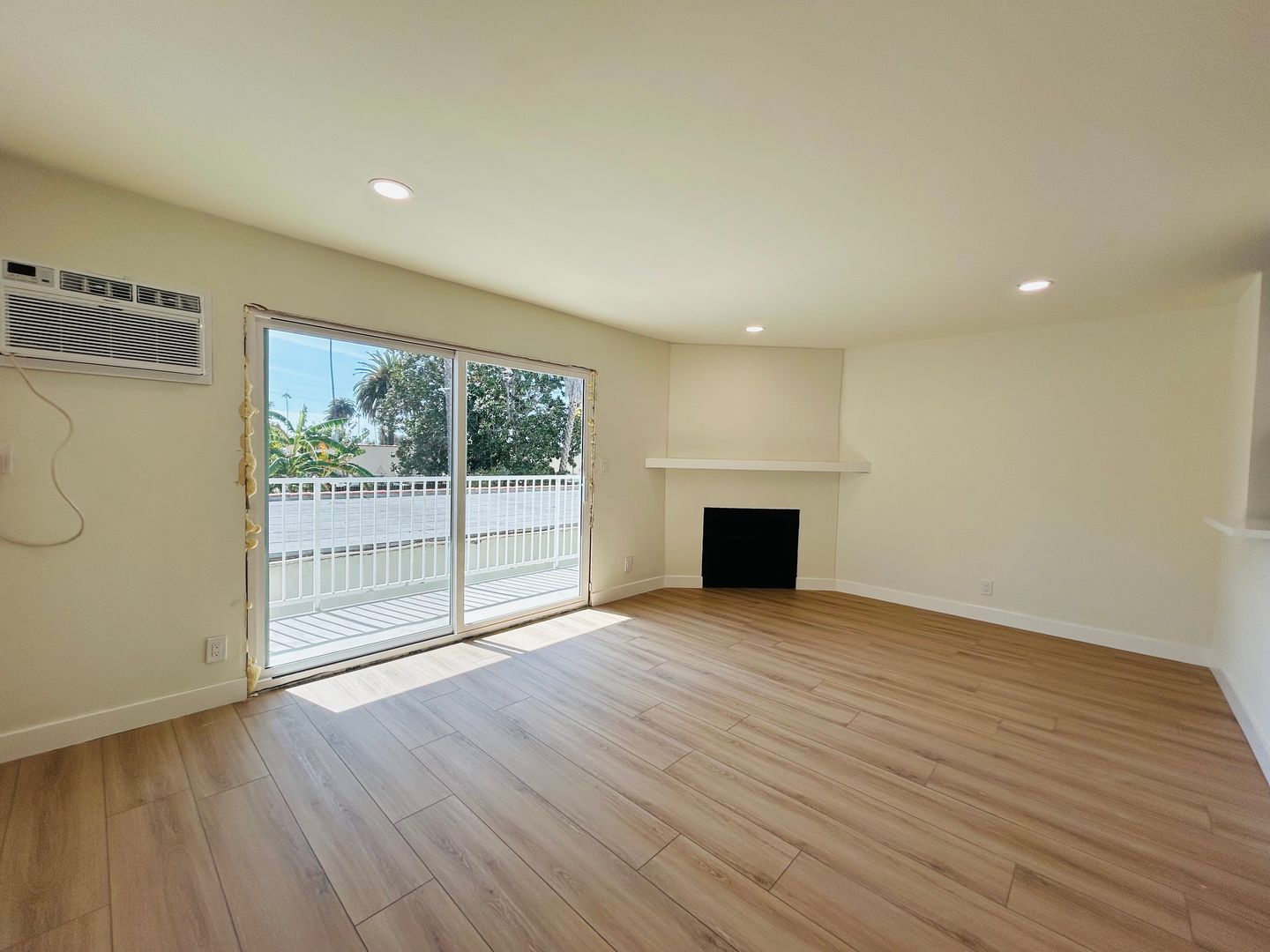 Venice Apartment: 920 Venice Blvd
