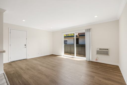 Pet Friendly Top Floor Apartment Waiting For You! – photo 1