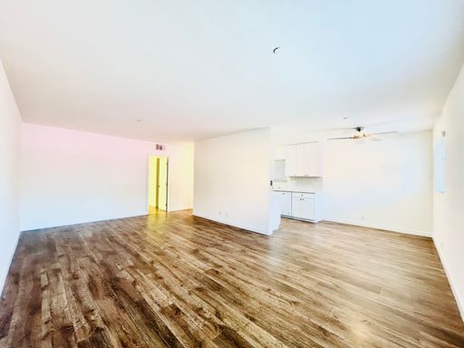 Luxurious Beachside Living: Stunning 3-Bedroom Apartment in Venice Beach – photo 1