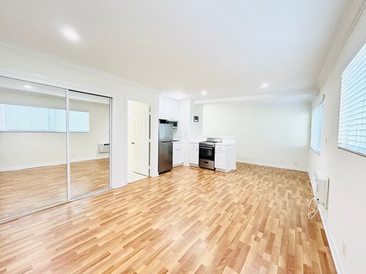 Spacious Top Floor Studio For You To Call Home! – photo 1