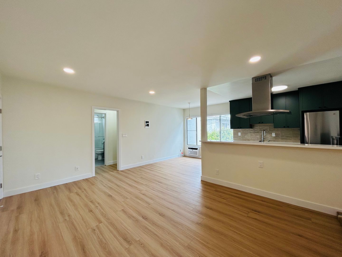 Los Angeles Apartment: 9814 Regent St