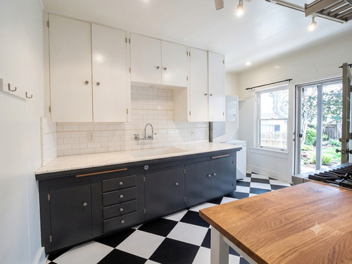 Spacious Craftsman 1 bedroom - Vintage Character, Modern Conveniences, Pet Friendly, Parking, Washer/Dryer – photo 1