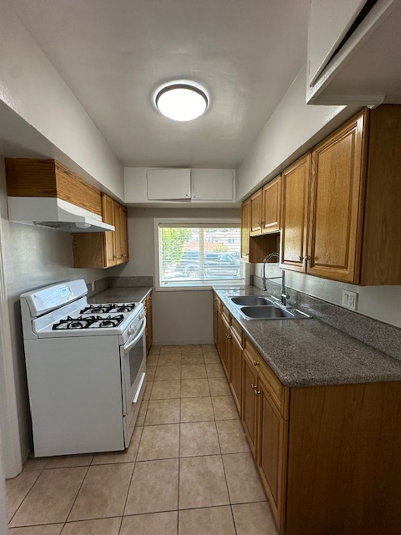 Montrose Apartment: 2206 Montrose Ave