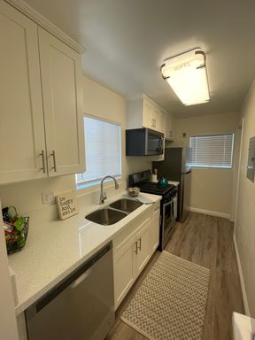 2+1 - Newly Remodeled, Washer/Dryer, New Kitchen , a/c, Refrigerator, Gas Range, Microwave, Dishwasher