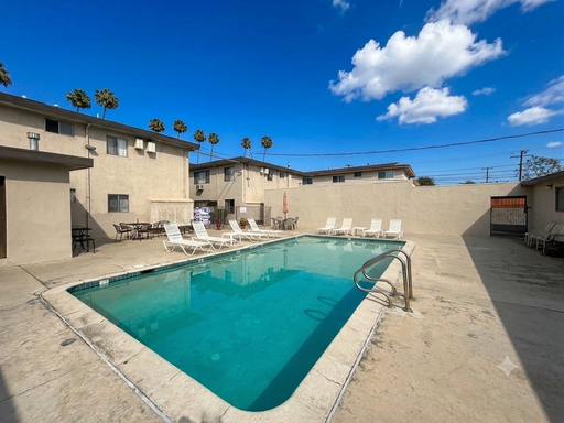 2 Bedroom - Pool, Parking, a/c, on-site Management, Night Patrol – photo 1