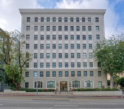 A classic 1920s building transformed into a boutique apartment community in the heart of the city. – photo 1