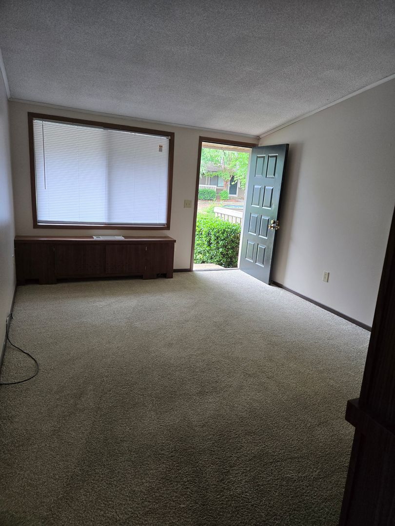 Warner Robins Apartment: 101 Woodcrest Circle