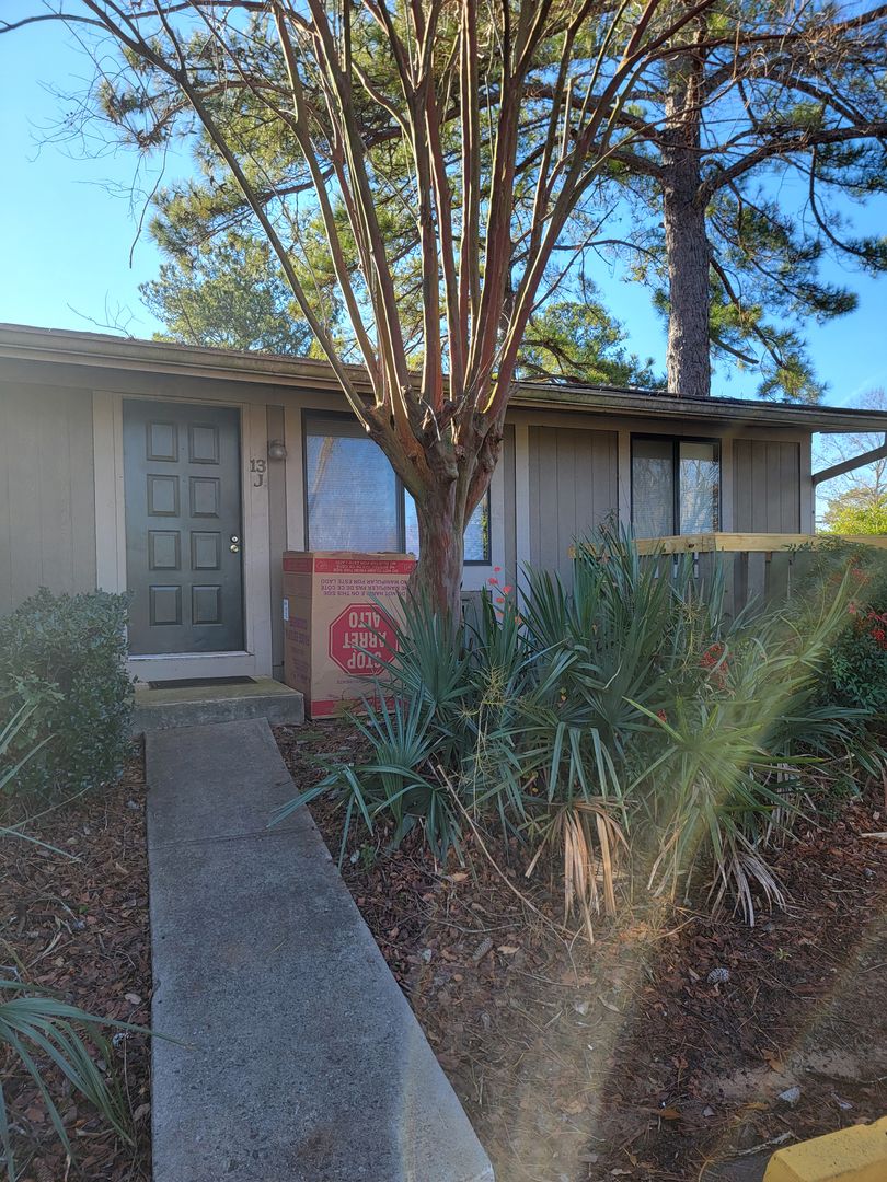 Warner Robins Apartment: 101 Woodcrest Circle